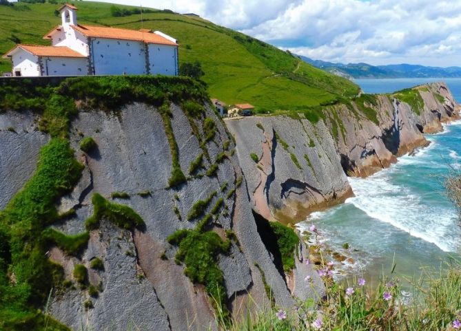 Desafiando al  acantilado: foto en Zumaia