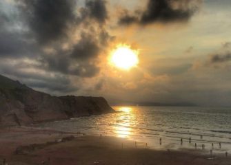 Eguzkia ta laino beltzak