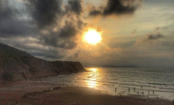 Eguzkia ta laino beltzak: foto en Zumaia