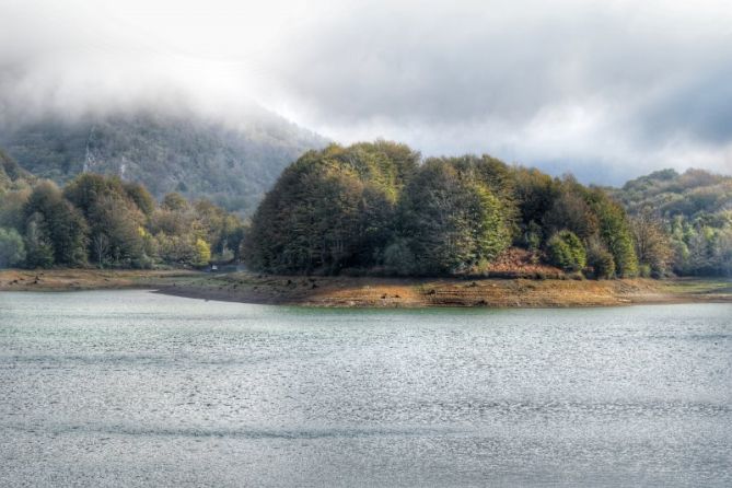 Embalse de Lareo bajo la niebla: foto en Ataun