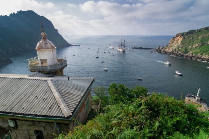 Entrada del barco l'Hermione en Pasajes: foto en Pasaia