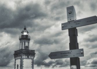 Faro y cartel b/n
