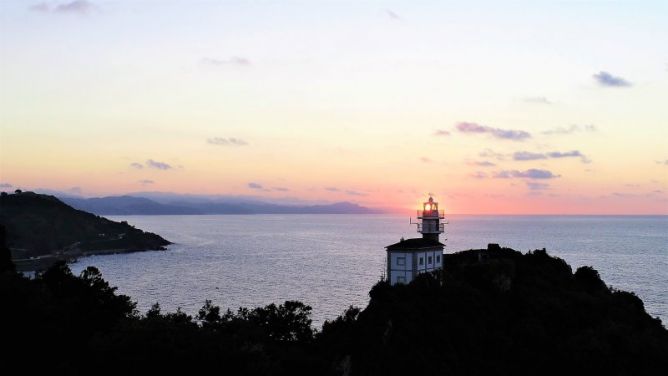 Faro con luz solar: foto en Getaria