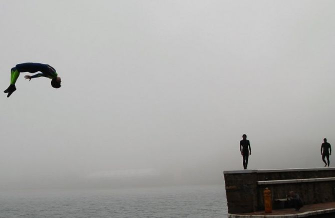 Flotando en el aire: foto en Zarautz