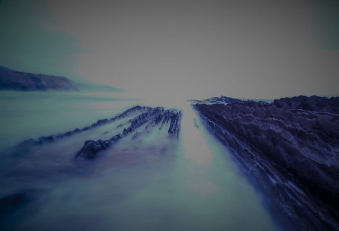 Flysch una tarde de tormenta: foto en Zumaia