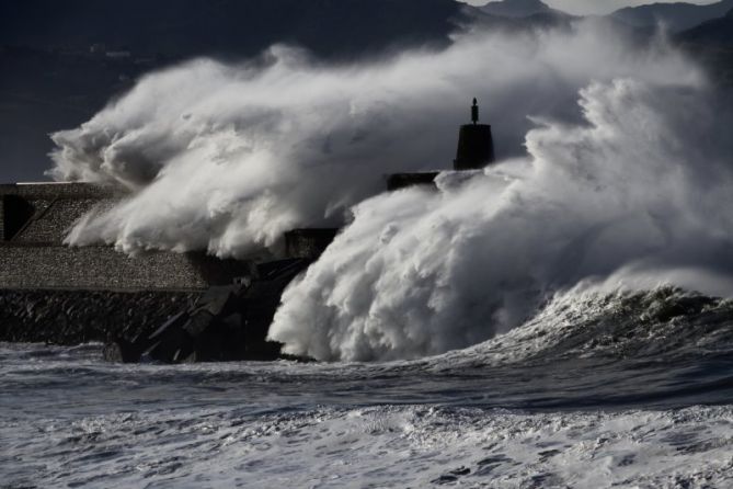 La fuerza del mar: foto en Zumaia