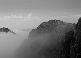 gizon bat lainoaren artean