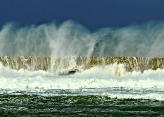 Grandes olas en la playa 
