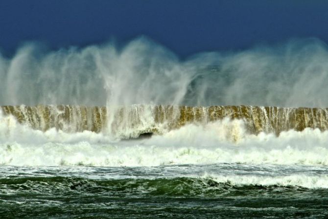 Grandes olas en la playa : foto en Zarautz