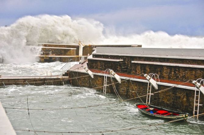 Grandes olas en el puerto : foto en Zarautz