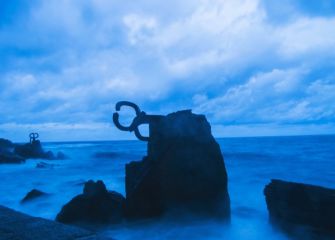 Humo entre las rocas