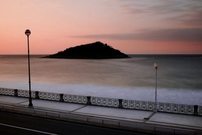 Isla Santa clara,barandilla y farolas.: foto en Donostia-San Sebastián