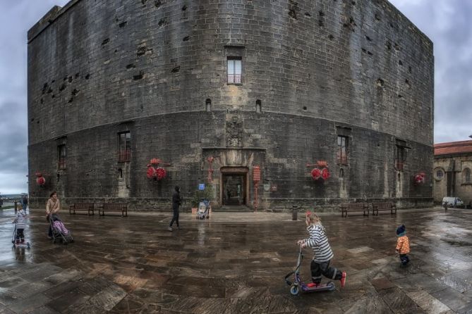 Juegos en la plaza: foto en Hondarribia