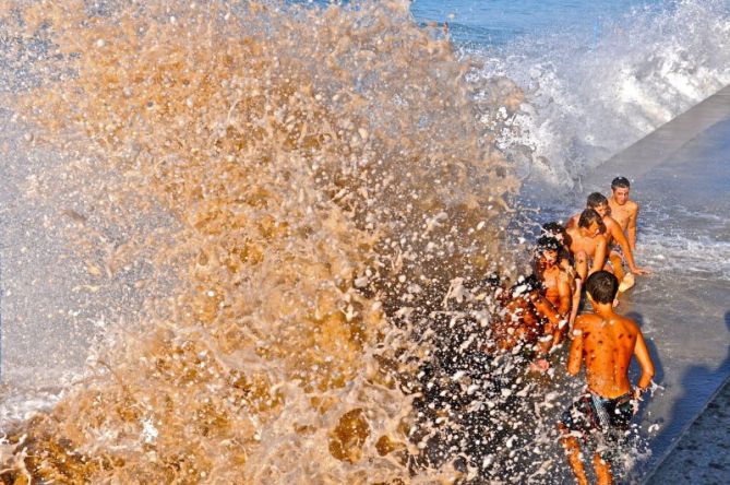 Jugando con las olas : foto en Zarautz