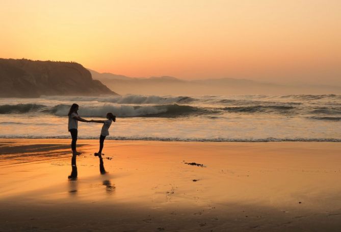 jugando en la playa: foto en Zumaia