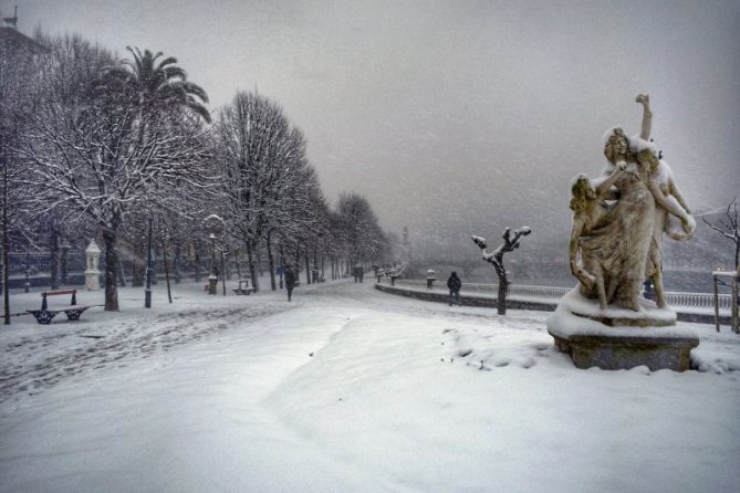 Las bailarinas bajo la nieve: foto en Donostia-San Sebastián