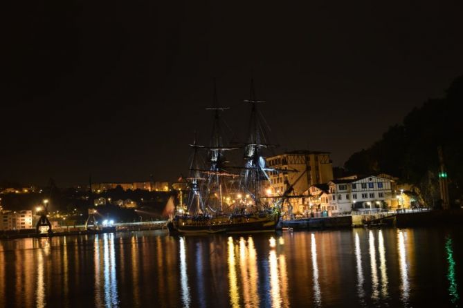 L'Hermione nocturno: foto en Pasaia