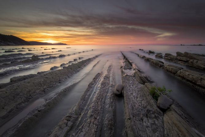 lineas del flysch: foto en Deba