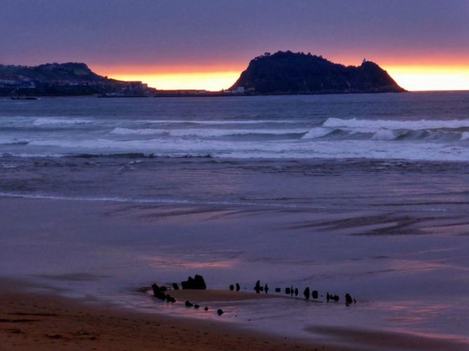 Los restos y el ratón.: foto en Zarautz