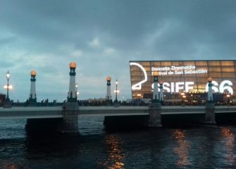 Lucen estrellas bajo la tormenta
