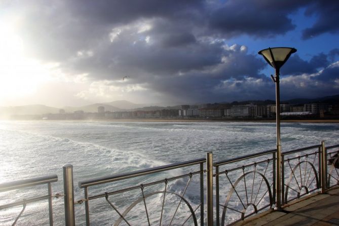 Luces entre chaparrones: foto en Zarautz