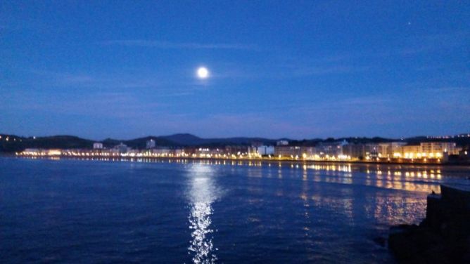 Luna bella : foto en Zarautz