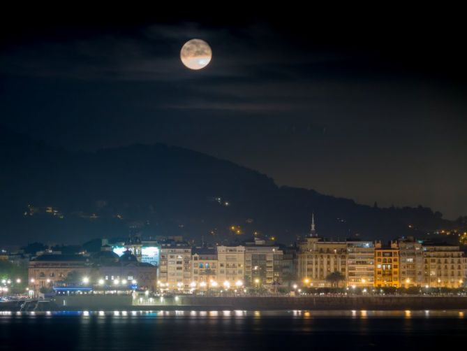 LUNA LLENA SOBRE DONOSTI: foto en Donostia-San Sebastián