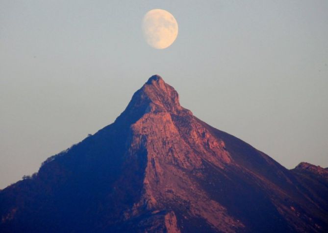 Luna sobre txindoki: foto en Beasain