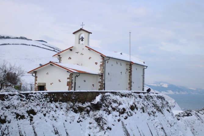 Manto de nieve sobre San Telmo: foto en Zumaia