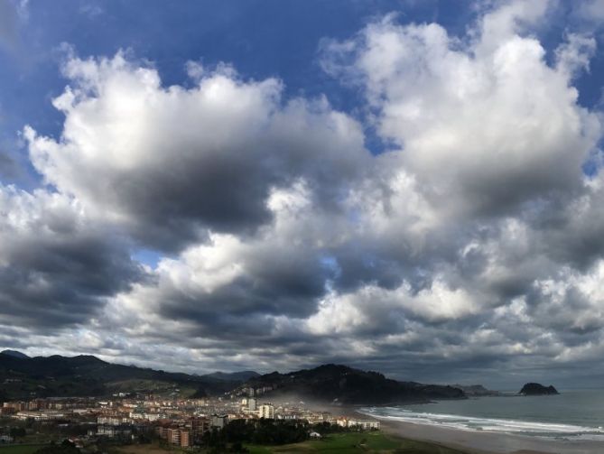 Mar , de nubes: foto en Zarautz