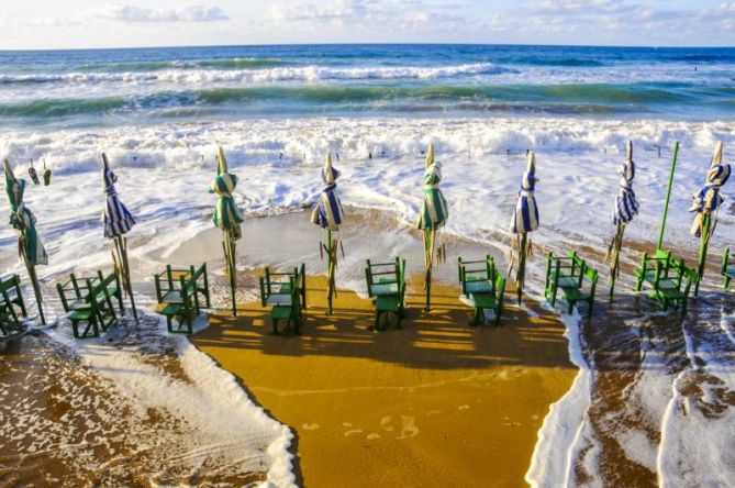 Marea alta en la playa de Zarautz : foto en Zarautz