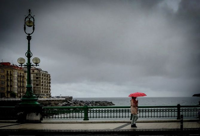 mujer con paraguas rojo: foto en Donostia-San Sebastián