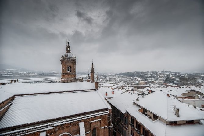 Nieve sobre los tejados: foto en Hondarribia