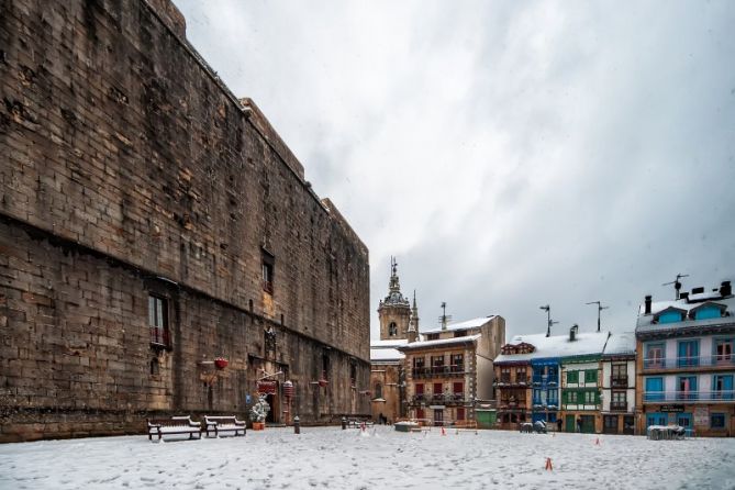 Nieve en la plaza: foto en Hondarribia