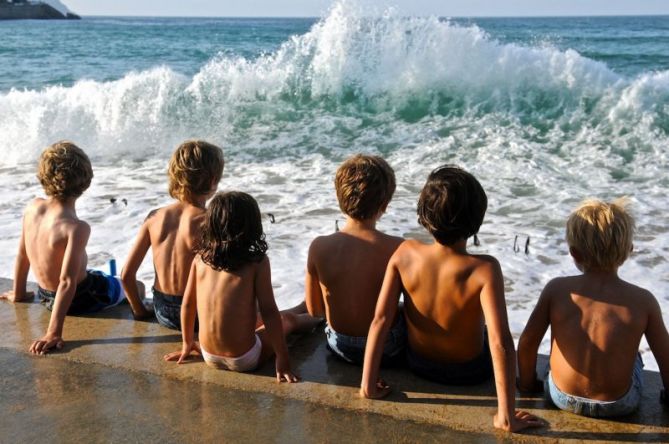 Niños contemplando un espectáculo: foto en Zarautz