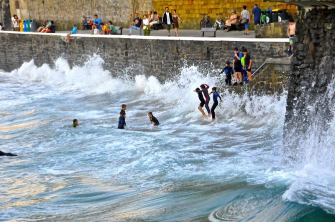 Niños disfrutando con las olas : foto en Zarautz