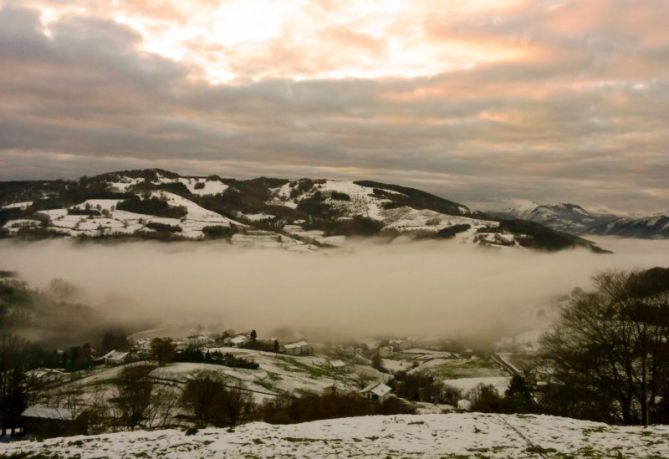 Nube atrapada en el valle nevado: foto en Bergara