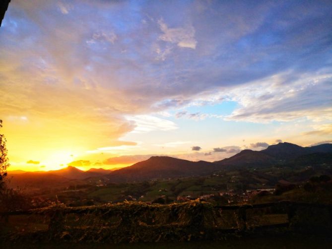 Nubes caprichosas sobre el Adarra : foto en Urnieta