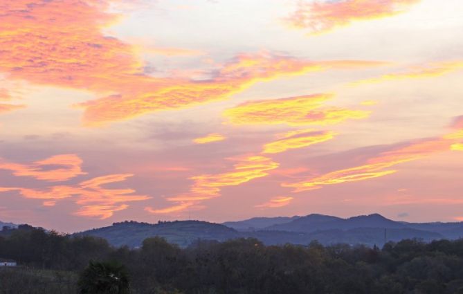 Nubes rojas.: foto en Hernani