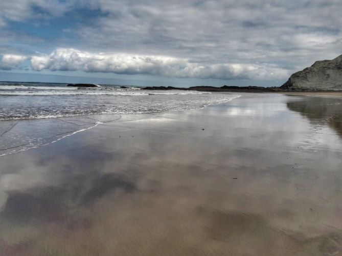 Nubes rozando el mar: foto en Zumaia