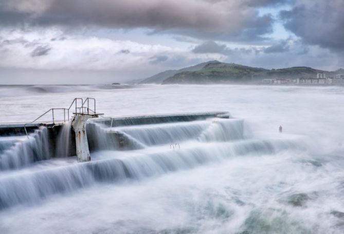 Ola sobre el puerto: foto en Zarautz