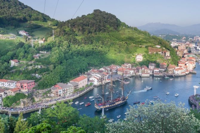 Pasajes San Juan y el barco l'Hermione: foto en Pasaia