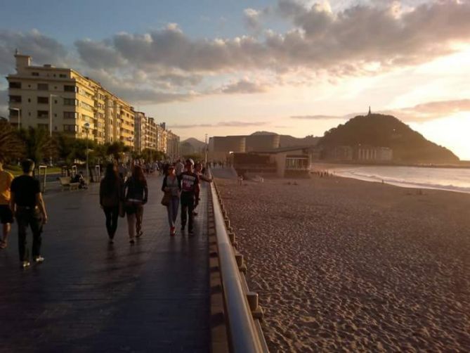 Paseando entre olas: foto en Donostia-San Sebastián