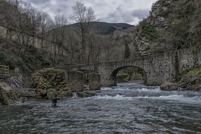 DE PESCA: foto en Andoain