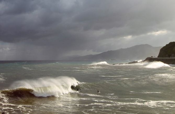 Pillando ola: foto en Getaria