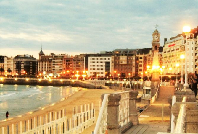 primeras luces de la noche: foto en Donostia-San Sebastián