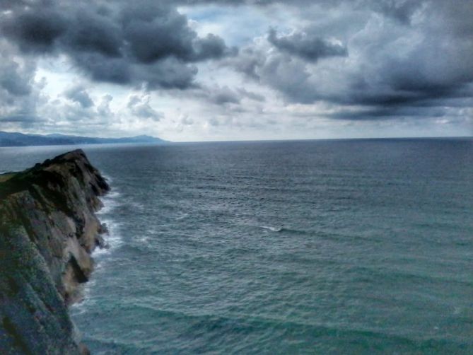 Promesa de lluvia sobre el mar: foto en Zumaia