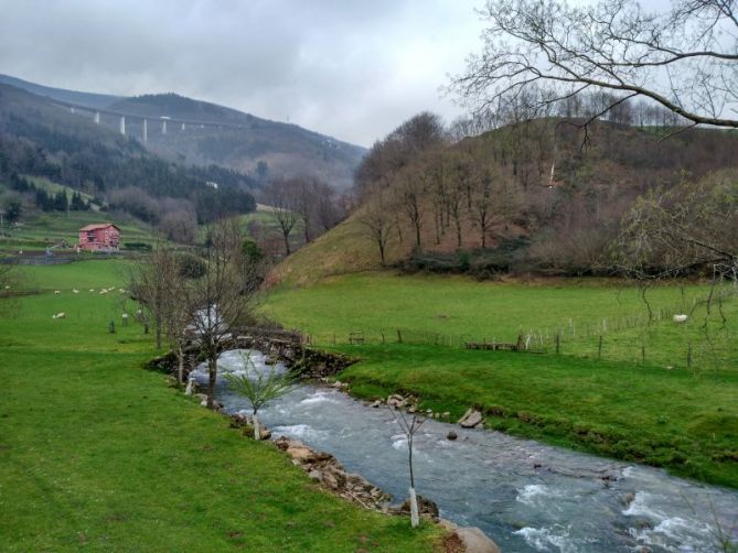 Puente de cuento: foto en Berrobi