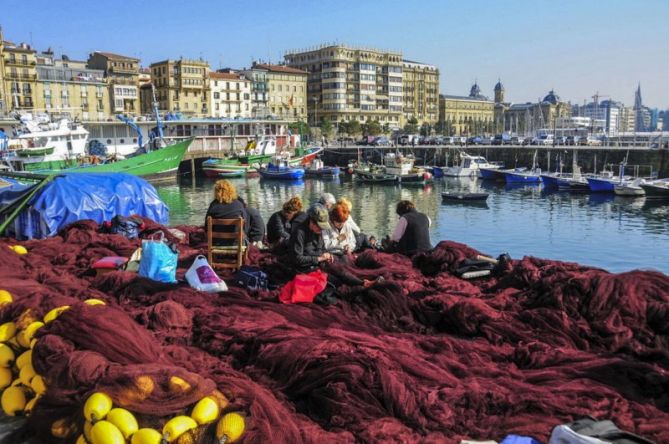 Rederas en el puerto de Getaria : foto en Donostia-San Sebastián