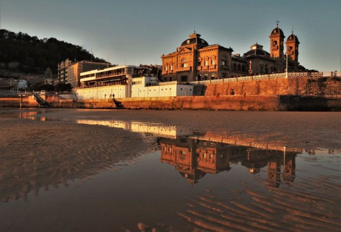 Reflejos en la playa: foto en Donostia-San Sebastián